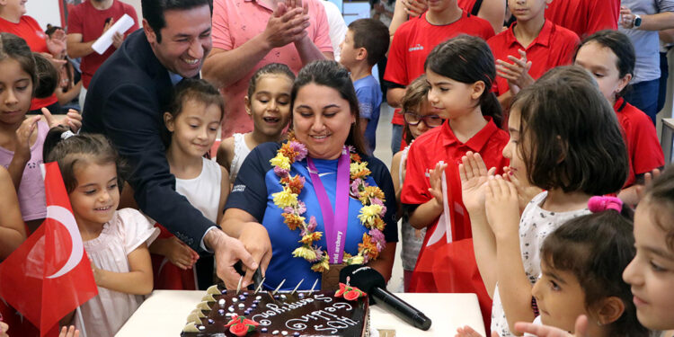 Merve Nur Eroğlu memleketinde çiçeklerle karşılandı