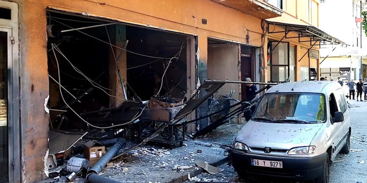 Metal işleme atölyesinde boya kazanı patladı; 2 yaralı