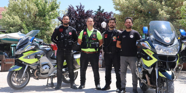 'Motosikletli sağlıkçılar' hayat kurtarıyor