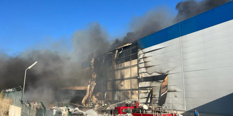 Muğla'da atık sahasında çıkan yangın söndürüldü