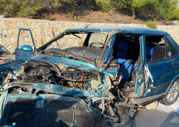 Muğla'da karşı şeride geçen otomobil, araca çarptı