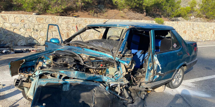 Muğla'da karşı şeride geçen otomobil, araca çarptı