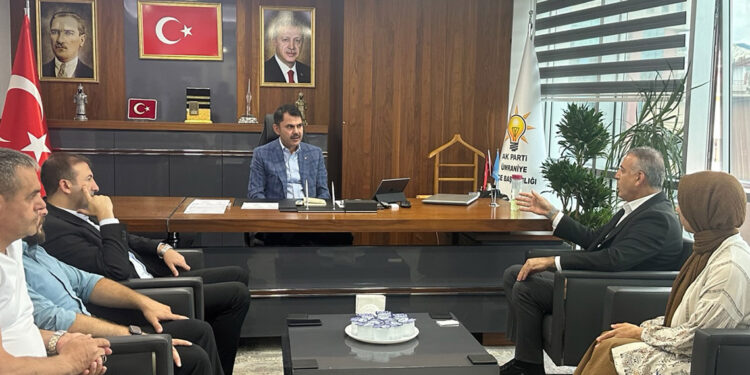 Murat Kurum AK Parti İlçe Başkanlığı'nı ziyaret etti