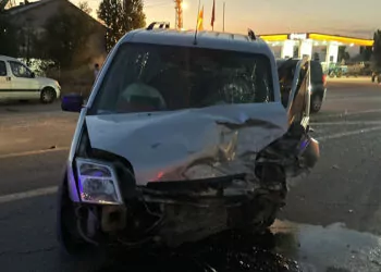 Muş'ta hafif ticari araç ile otomobil çarpıştı: 8 yaralı