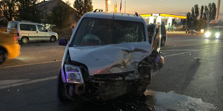 Muş'ta hafif ticari araç ile otomobil çarpıştı: 8 yaralı