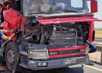 Nusaybin'de 2 TIR çarpıştı: 2 yaralı