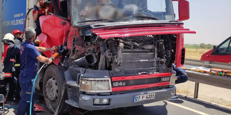 Nusaybin'de 2 TIR çarpıştı: 2 yaralı