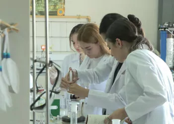Öğrenciler anti bakteriyel yara bandı üretiyor