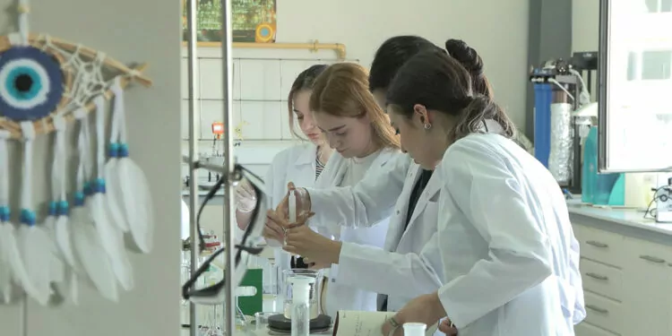 Öğrenciler anti bakteriyel yara bandı üretiyor