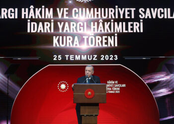 Önceliğiimiz Türkiye'yi darbe anayasasından kurtarmak