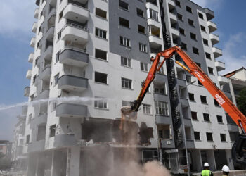 Osmaniye'de ağır hasarlı bina yıkım sırasında çöktü