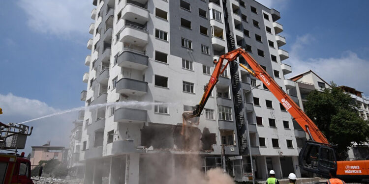 Osmaniye'de ağır hasarlı bina yıkım sırasında çöktü