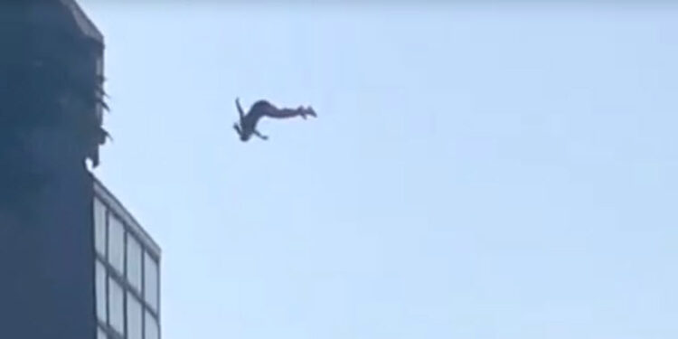 Otelin 16'ncı katından atlayan kadın branda üzerine düştü