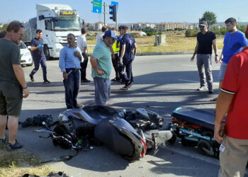 Otobüsün çarptığı motosikletin sürücü öldü, eşi yaralandı