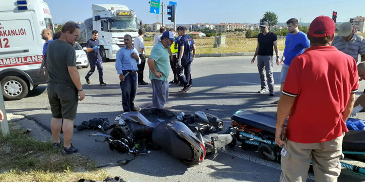 Otobüsün çarptığı motosikletin sürücü öldü, eşi yaralandı