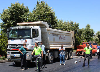 Otomobil asfalt yüklü kamyona çarptı: 2 ölü, 2 yaralı