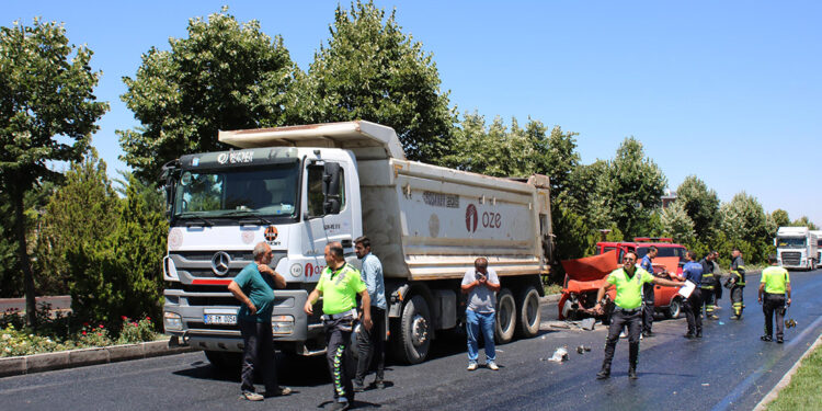 Otomobil asfalt yüklü kamyona çarptı: 2 ölü, 2 yaralı