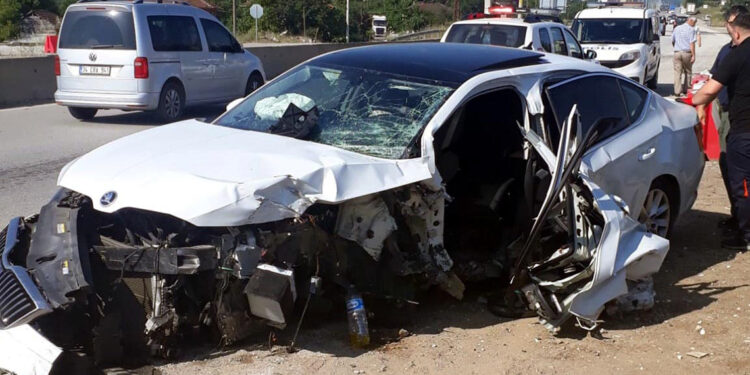 Otomobil beton bariyerlere çarptı; aynı aileden 5 yaralı