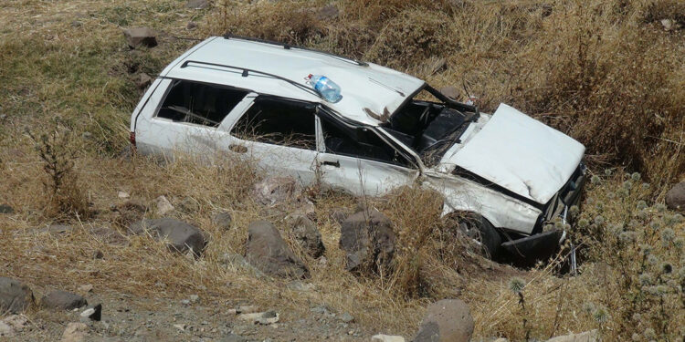 Otomobil dere yatağına devrildi: 1 ölü, 2 yaralı