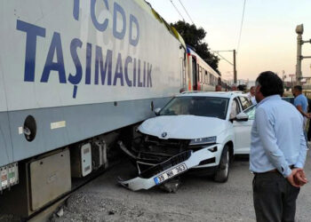 Otomobil hemzemin geçitte yolcu trenine çarptı