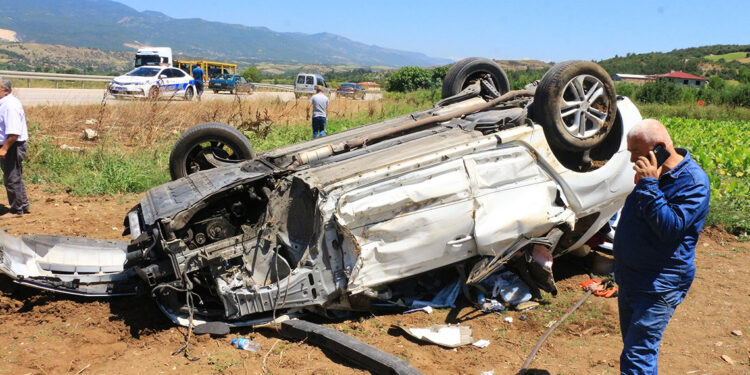 Otomobil park halindeki minibüse çarptı: 2 ölü, 4 yaralı