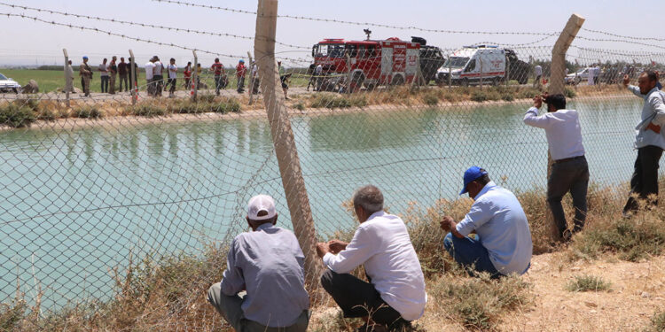 Otomobil sulama kanalına düştü; 1 çocuk kayıp