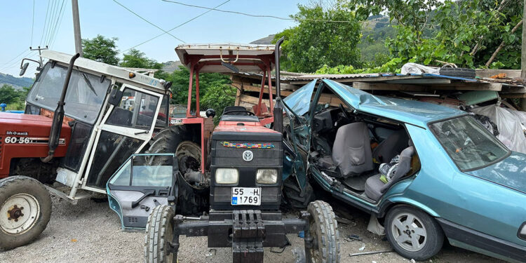 Otomobil yol kenarındaki 2 traktöre çarptı