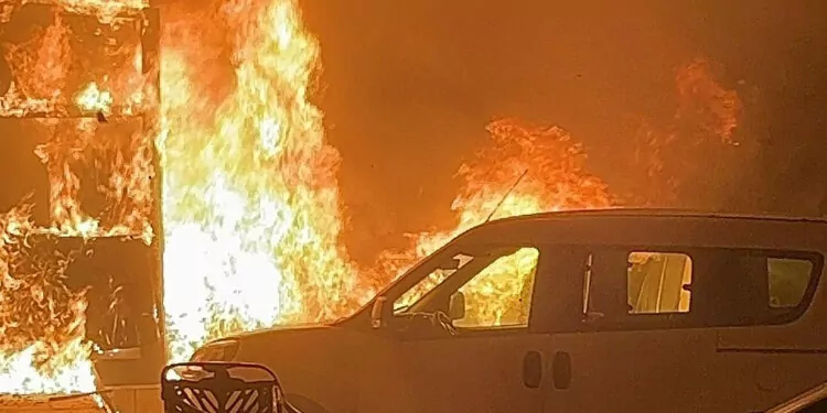 Otomobilde çıkan yangın, marketin deposuna sıçradı