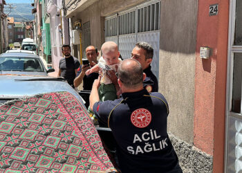 Otomobilde kilitli kalan bebeği, itfaiye kurtardı