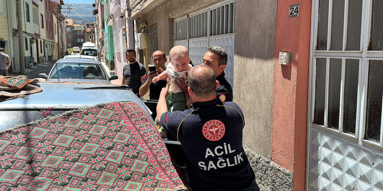 Otomobilde kilitli kalan bebeği, itfaiye kurtardı