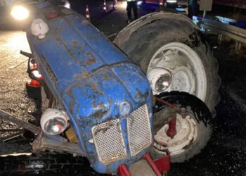 Otomobille çarpışan traktör ikiye bölündü: 6 yaralı