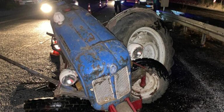 Otomobille çarpışan traktör ikiye bölündü: 6 yaralı  