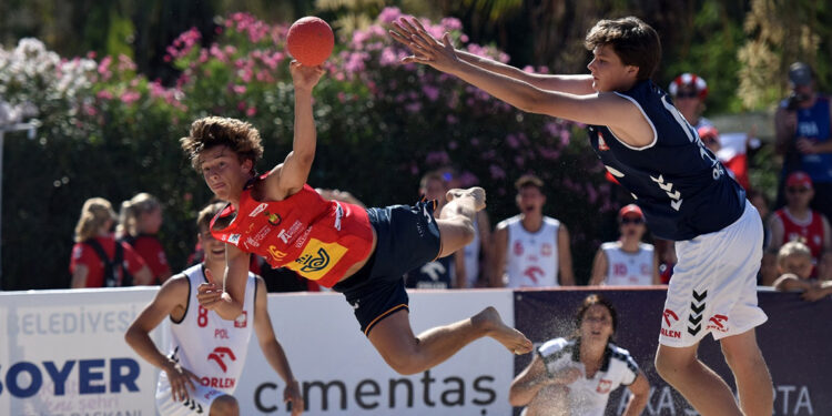 Plaj Hentbolu Şampiyonası'nda heyecan sürüyor