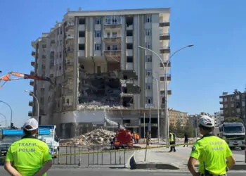 Polis uyardı; ağır hasarlı binanın yıkımı türk bayrağı için durduruldu