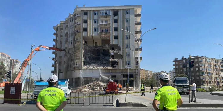 Polis uyardı; ağır hasarlı binanın yıkımı türk bayrağı için durduruldu