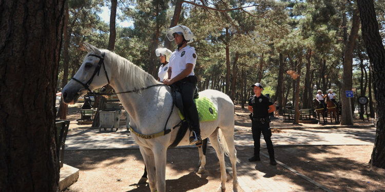 Polisler, yangınlara karşı ormanlarda devriye geziyor