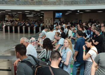 Raylara atladığı öne sürülen genç kız hayatını kaybetti