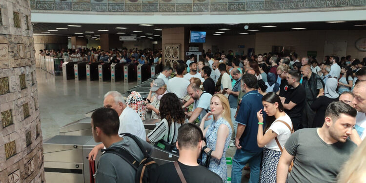 Raylara atladığı öne sürülen genç kız hayatını kaybetti