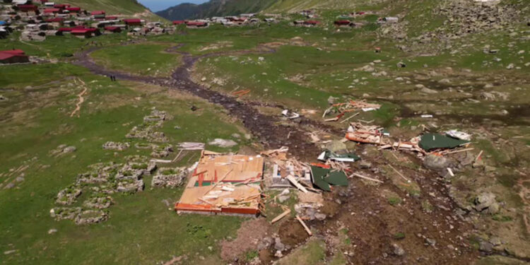 Rize yaylalarında kar kalktı; 12 evin yıkıldığı belirlendi