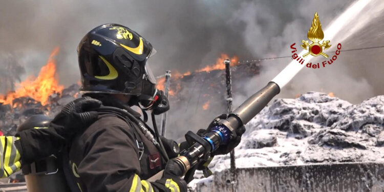 Roma'da atık toplama alanında yangın
