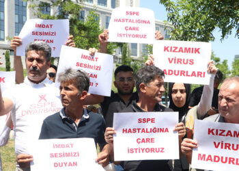 SSPE hastası çocukların aileleri bakanlık önünde toplandı