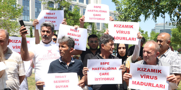 SSPE hastası çocukların aileleri bakanlık önünde toplandı