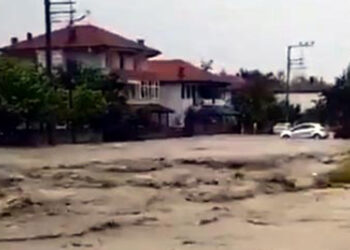 Sakarya'da sağanak; dereler taştı, yollar göle döndü