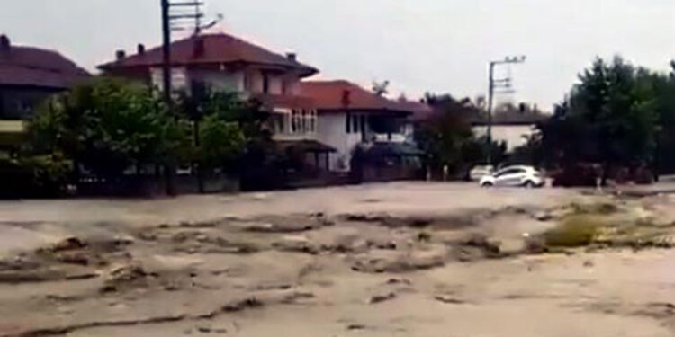 Sakarya'da sağanak; dereler taştı, yollar göle döndü