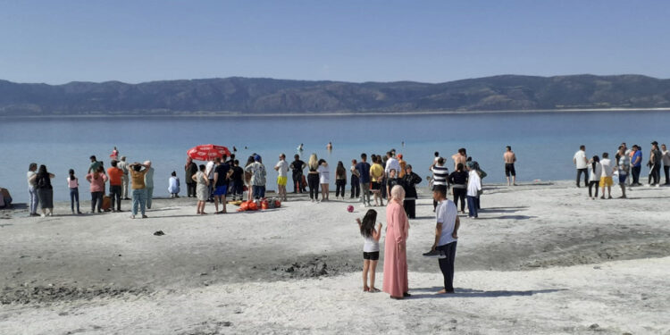 Salda Gölü'ne giren 13 yaşındaki İlayda boğuldu