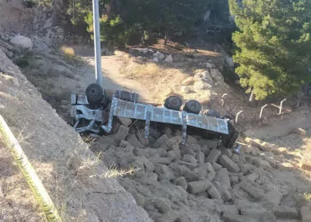 Saman yüklü kamyon 10 metreden düştü; şoför öldü