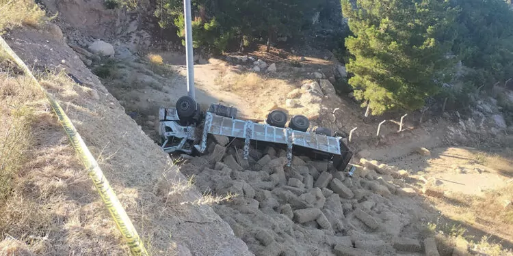 Saman yüklü kamyon 10 metreden düştü; şoför öldü