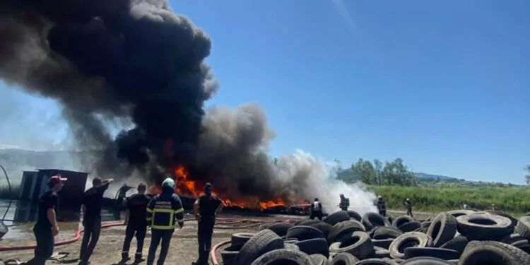 Samsun'da hurda araç lastikleri yandı