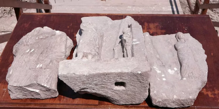 Saraçhane'de 1500 yıllık 3 mezar steli bulundu  
