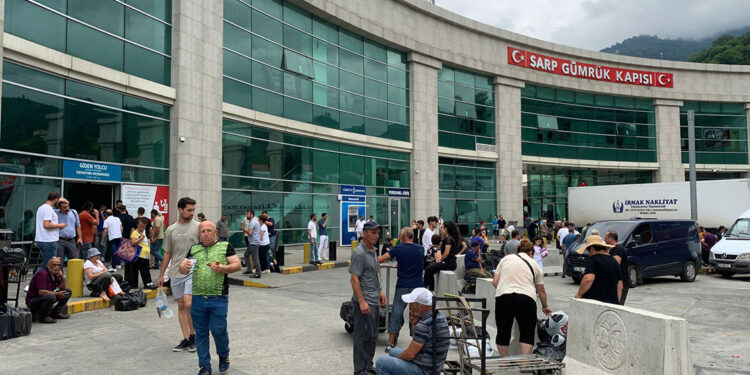 Sarp Sınır Kapısı'na 15 kilometrelik telefon kuyruğu